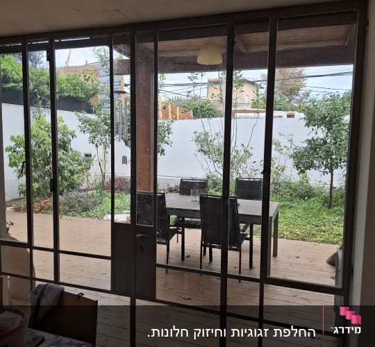 דלתות זכוכית וקיר זכוכית בפרופיל בלגי ביציאה לחצר